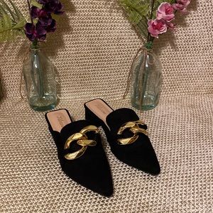 Brand new Tilocow are pointy toed slip on mule shoes with gold chunky chain 😍😍
